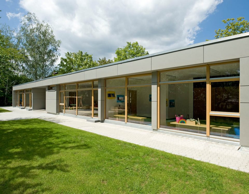 Kindergarten Dirnäckerweg Ohmenhausen. Bestehender 2gruppiger Kindergarten durch einen Holzbau erweitert.