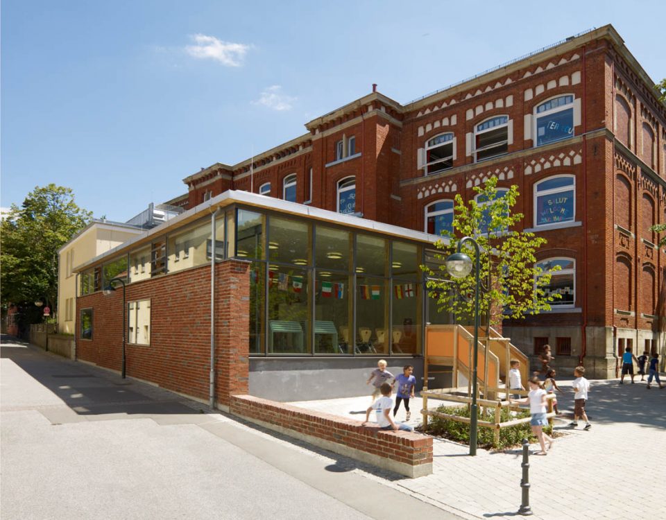 Mensa Jos-Weiß-Schule Anbau an denkmalgeschütztes Bestandsgebäude. Dachausbildung in Brettstabeldecke.