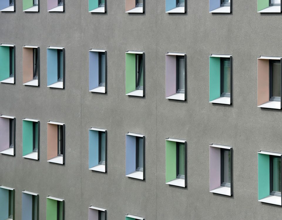 Sanierung Studentenwohnheim Tübingen Viktor-Renner-Straße 2. Eingebaut wurde eine Photovoltaikanlage, Solarkollektoren und eine Pelletheizung Komplettsanierung innen und außen im bewohnten Zustand