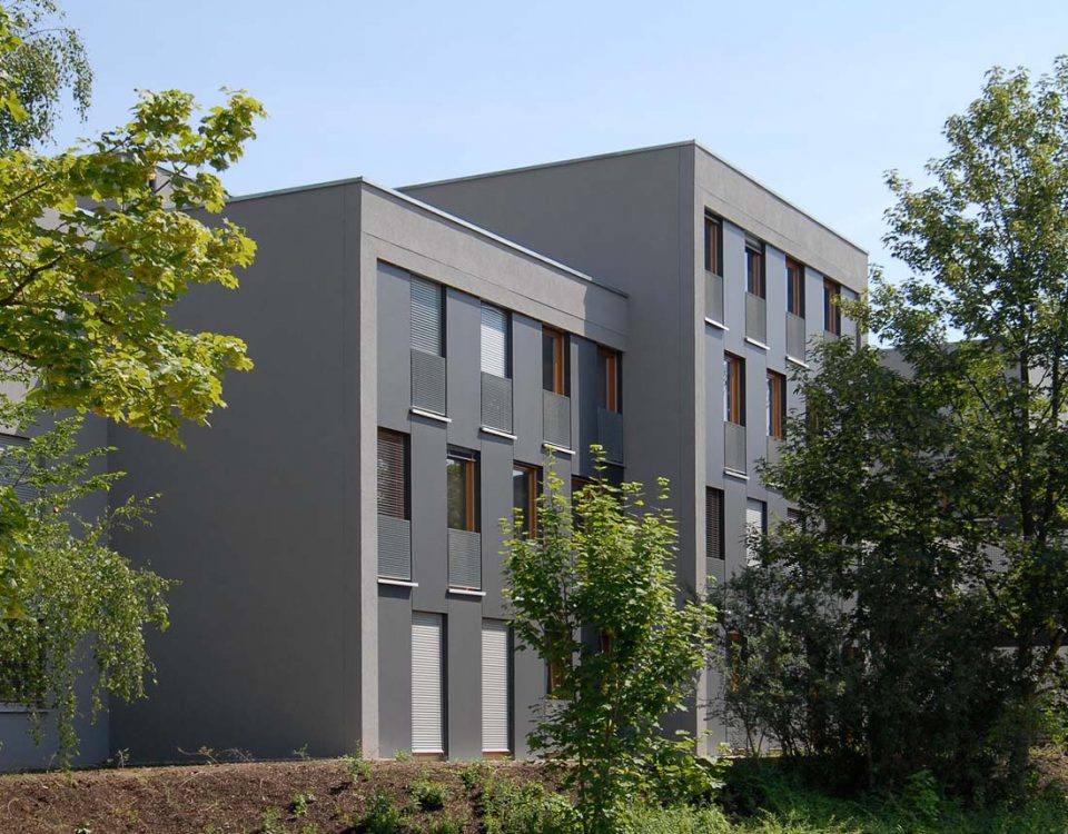 Studentenwohnheim Fichtenweg 9.Kompletter Umbau eines bestehenden Wohnheims in ein Studentenwohnheim für Familien und Alleinerziehende einschl. einer Kindertagesstätte. Die Fassade wurde in Tafelbauweise erstellt