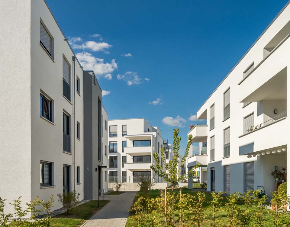 Wohnbebauung Tübingerstraße in Reutlinge. Baumaßnahme in 3 Bauabschnitten auf ehemaliger Industriefläche an Bahngleis. 4 GE, 1 Kindergarten, 12 Reihenhäuser, 66 Wohnheiten.