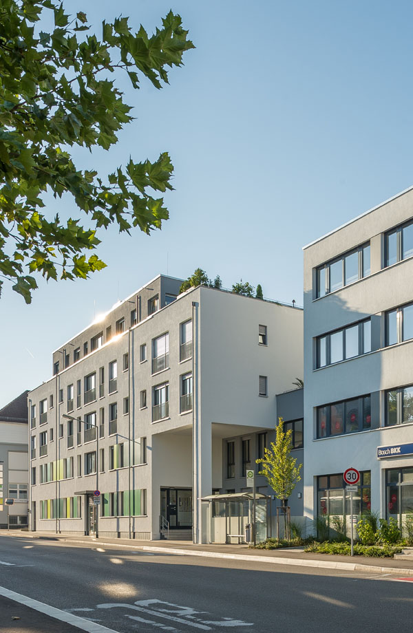 Wohnbebauung Tübingerstraße in Reutlinge. Baumaßnahme in 3 Bauabschnitten auf ehemaliger Industriefläche an Bahngleis. 4 GE, 1 Kindergarten, 12 Reihenhäuser, 66 Wohnheiten.