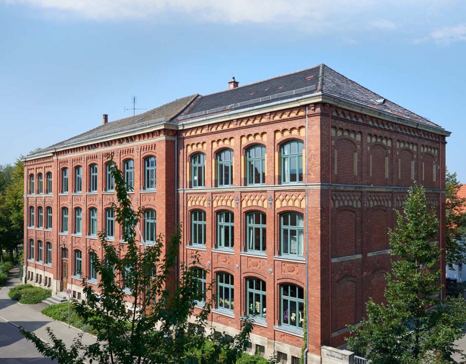 Sanierung Jos-Weiss Schule, Erneuerung Fenster in denkmalgeschützter Fassade und Erweiterung um WC Anlage, 2009