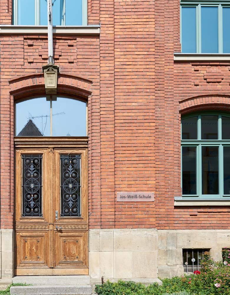 Sanierung Jos-Weiss Schule, Erneuerung Fenster in denkmalgeschützter Fassade und Erweiterung um WC Anlage, 2009
