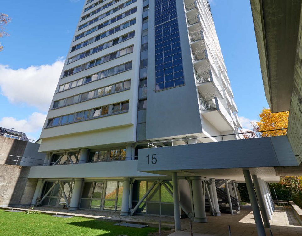 Das Hochhaus aus dem Jahre 1969 wurde in einer umfassenden Sanierung auf einen zeitgemäßen Stand hinsichtlich technischer Ausstattung, Wärmeschutz, Brandschutz und Erdebensicherheit umgebaut. Außerdem wurden die Wohneinheiten neu eingeteilt