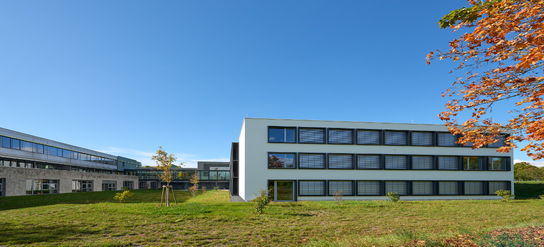 - Ausführung der Bauleitung (für Reiner Becker Architekten, Berlin) für einen Neubaueines Institutsgebäude für den Fachbereich Projektmanagement auf dem Hochschulgelände Reutlingen