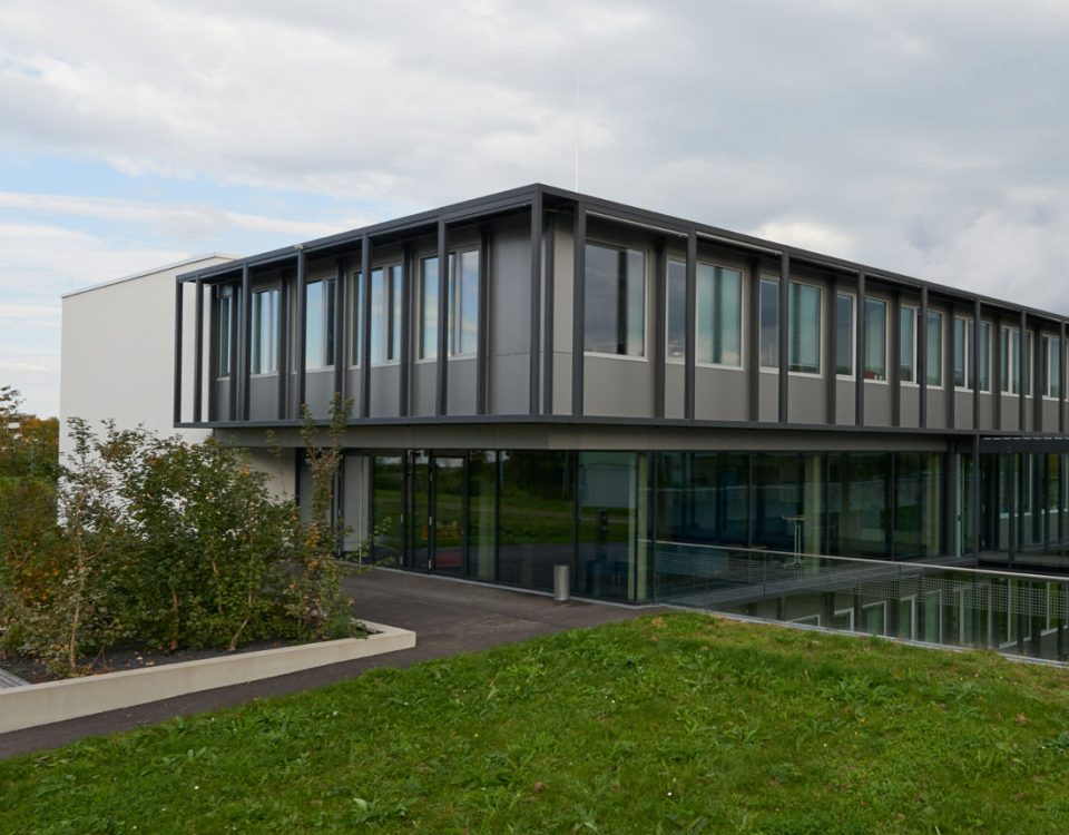 - Ausführung der Bauleitung (für Reiner Becker Architekten, Berlin) für einen Neubaueines Institutsgebäude für den Fachbereich Projektmanagement auf dem Hochschulgelände Reutlingen