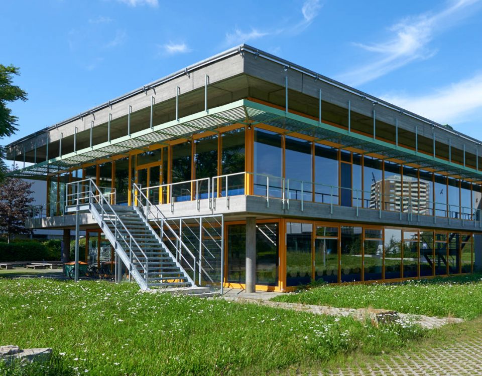 Über Jahre wurden in der Mensa auf dem Hochschulgelände Reutlingen verschiedene Sanierung- und Umbaumaßnahmen ausgeführt. Dazu zählt beispielsweise der Umbau einer neuen Ausgabetheke und der Umbau von Räumen für das Realschullehrerseminar, Sicherungsmaßnahmen aufgrund von Bewegungen des Gebäudes hinsichtlich Lias Epsilon Untergrundes sowie Brandschutz-, Dach- und Schadstoffsanierung des Außenaufzugs und der außenliegenden Fluchttreppenanlage.